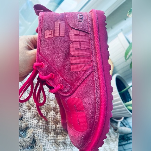 UGG women’s size 7 Neumel Scatter Graphic - Picture 1 of 13